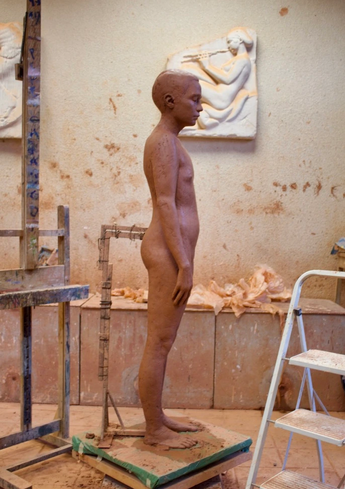 Figura escultórica en el estudio